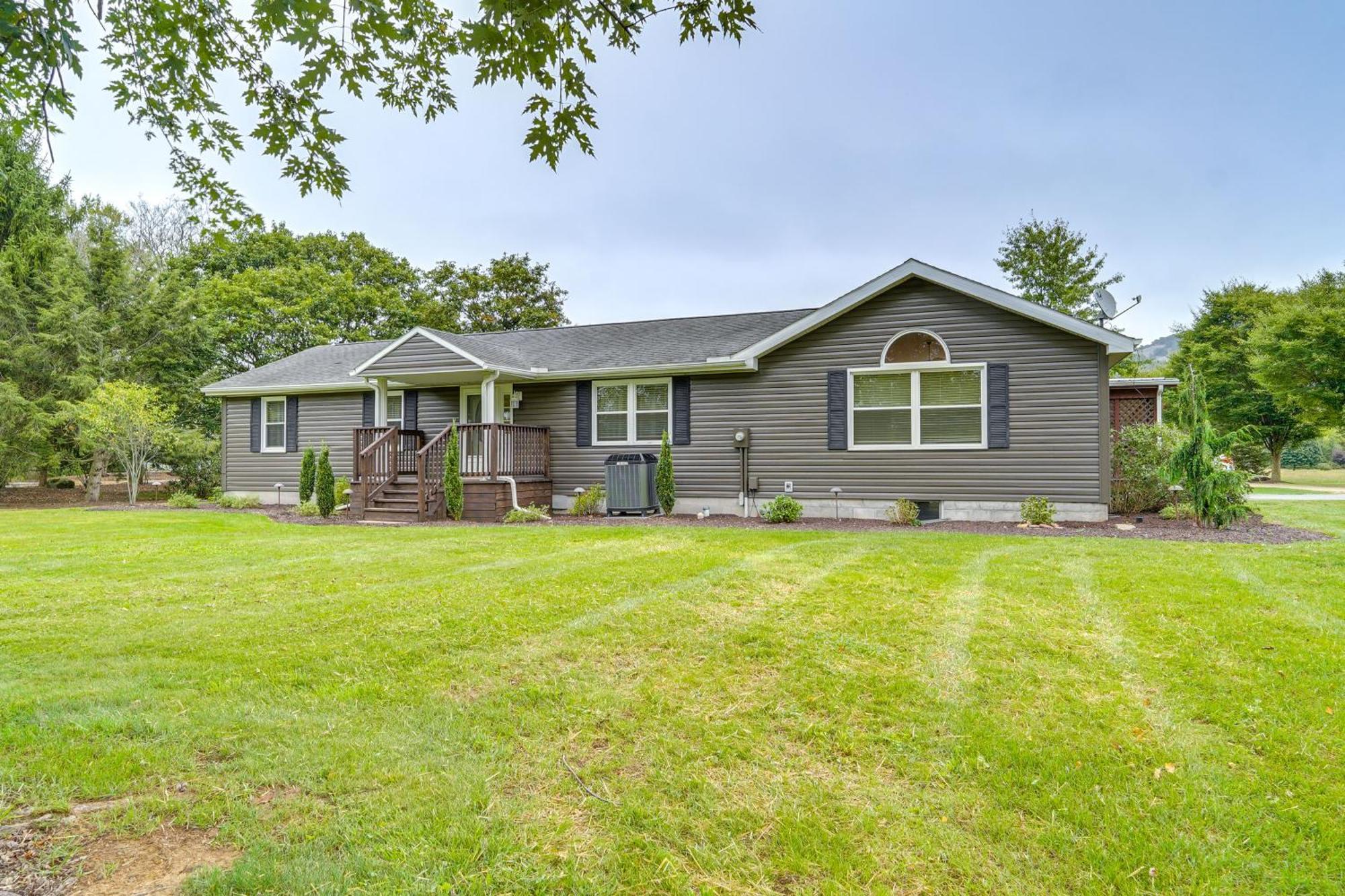 Mtn-view Escape With Large Yard In Duncansville! Holiday home Duncansville