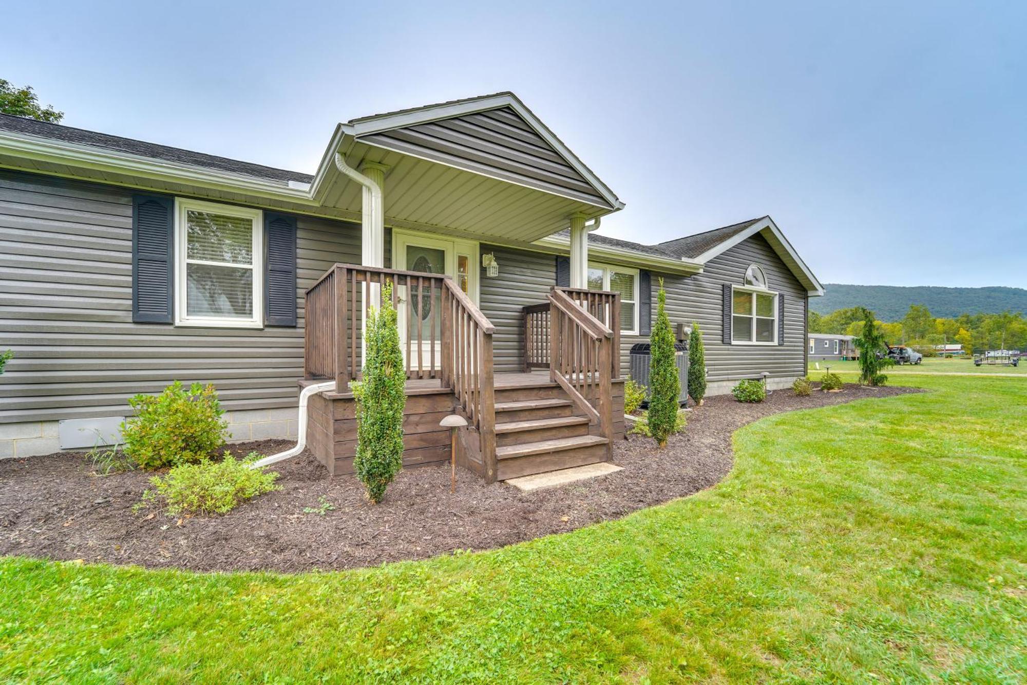 Holiday home Mtn-view Escape With Large Yard In Duncansville! Duncansville
